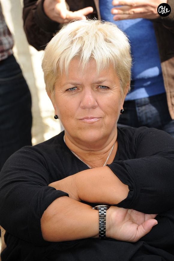 Mimie Mathy pose lors de la conférence de presse précédant le 18e gala annuel de collecte de fonds "Faire Face" contre le sida chez les enfants, qui s'est tenu au "83 Vernet" à Avignon, en France, le 15 octobre 2011. Photo de Nicolas Briquet/ABACAPRESS.COM