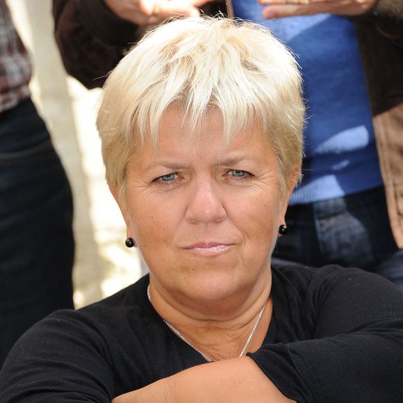 Mimie Mathy pose lors de la conférence de presse précédant le 18e gala annuel de collecte de fonds "Faire Face" contre le sida chez les enfants, qui s'est tenu au "83 Vernet" à Avignon, en France, le 15 octobre 2011. Photo de Nicolas Briquet/ABACAPRESS.COM