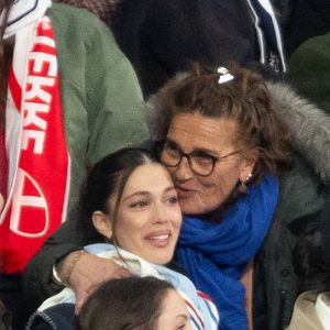 Exclusif - Iris Mittenaere, Marie-Pierre Galès, mère de A.Dupont lors du match de rugby du Tournoi des Six Nations France contre Angleterre au Stade de France à Saint-Denis le 14 mars 2026. © AGENCE / BESTIMAGE