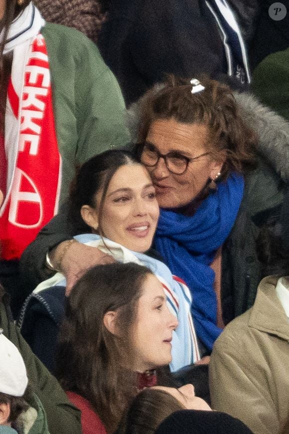 Exclusif - Iris Mittenaere, Marie-Pierre Galès, mère de A.Dupont lors du match de rugby du Tournoi des Six Nations France contre Angleterre au Stade de France à Saint-Denis le 14 mars 2026. © AGENCE / BESTIMAGE