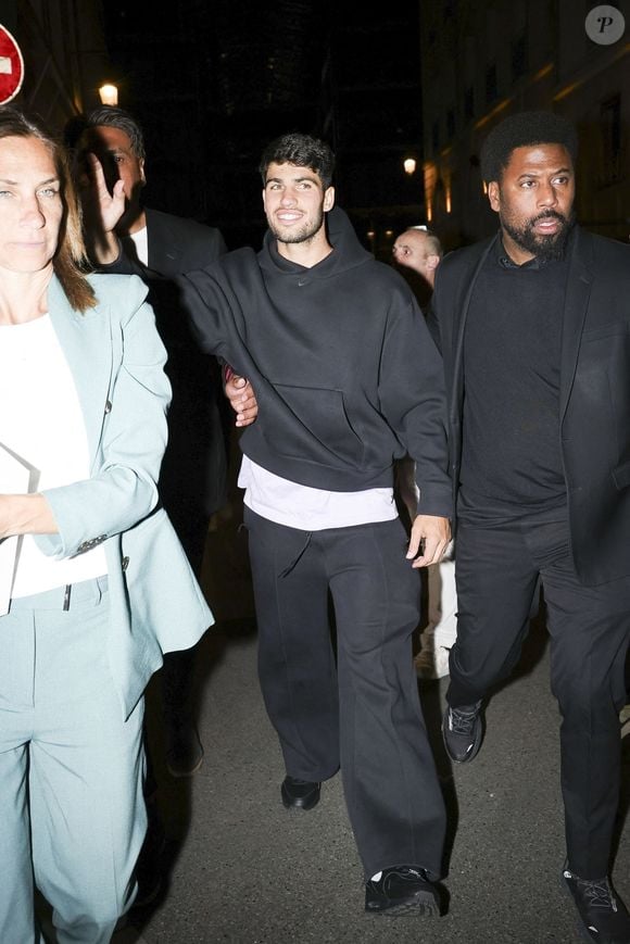 Carlos Alcaraz est allé fêter sa victoire avec ses amis dans un restaurant à Paris le 8 juin 2025. En sortant du restaurant Alcaraz a cherché son chauffeur qui était introuvable...Il a finalement appelé un Uber pour rentrer à son hôtel. Crédit photo : Backgrid USA / Bestimage