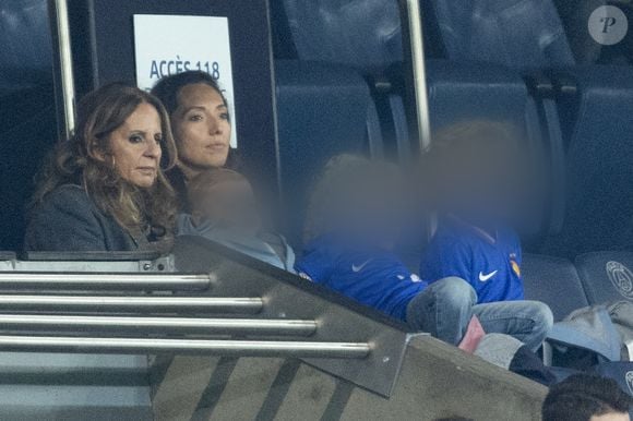 Tiziri Digne et ses enfants dans les tribunes du match de football de qualification pour la coupe du monde 2026 opposant la France à Azerbaïdjan (3-0) au Parc des Princes à Paris, France, le 10 octobre 2025. © Cyril Moreau/Bestimage