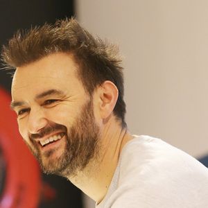 dans l'une des vidéos publiées par le célèbre chef, on le voit, les épaules nues, se faire couper les cheveux à la tondeuse par sa compagne.

Le 15 août 2024, dans "TV Magazine", Cyril Lignac avait évoqué ce qu'il souhaitait faire découvrir à son fils : l'équitation. "J'ai envie que mon fils sache monter, parce que c'est fantastique", confiait l'ancien juré de "Top Chef".

Exclusif - Cyril Lignac dédicace son livre "Saisons" à Paris le 7 décembre 2019. © Jonathan Rebboah/Panoramic/Bestimage