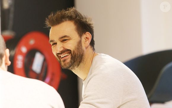 dans l'une des vidéos publiées par le célèbre chef, on le voit, les épaules nues, se faire couper les cheveux à la tondeuse par sa compagne.

Le 15 août 2024, dans "TV Magazine", Cyril Lignac avait évoqué ce qu'il souhaitait faire découvrir à son fils : l'équitation. "J'ai envie que mon fils sache monter, parce que c'est fantastique", confiait l'ancien juré de "Top Chef".

Exclusif - Cyril Lignac dédicace son livre "Saisons" à Paris le 7 décembre 2019. © Jonathan Rebboah/Panoramic/Bestimage