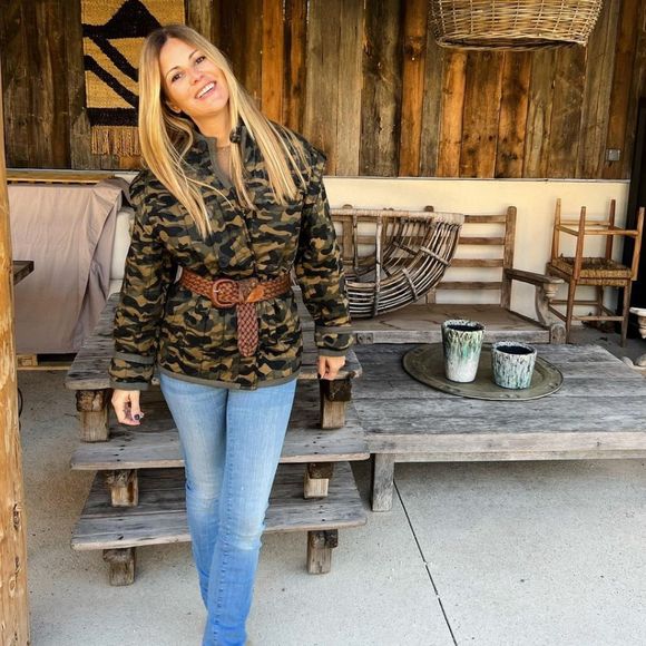 On y découvre un intérieur élégant et magnifiquement décoré, l’actrice de 54 ans avouant s’être "fait plaisir".

Photo de Cécile Siméone relayée sur Instagram.
