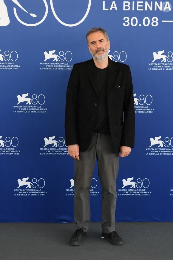 Malgré ce deuil, l’acteur poursuit la promotion de son nouveau film Les Rayons et les Ombres, réalisé par Xavier Giannoli.

Xavier Giannoli, lors du Photocall de la série "D'argent et de sang" lors du 80ème festival international du film de Venise, La Mostra, le 31 août 2023.

Lucia Sabatelli / Bestimage