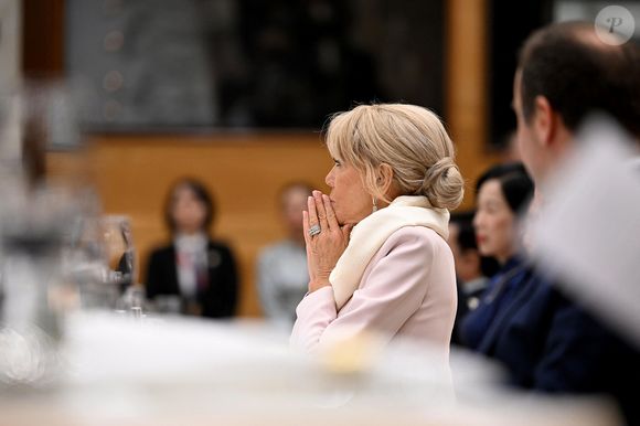 Brigitte Macron lors d'un dîner d'État au Centre international des congrès de Hanoi, au Vietnam, le 26 mai 2025. © Jeanne Accorsini / Pool / Bestimage