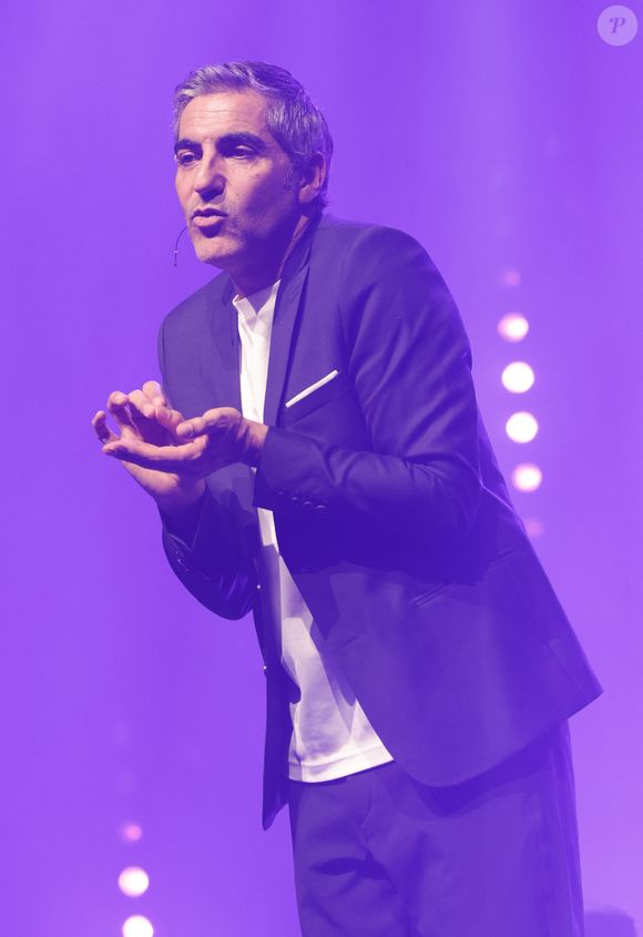 Ary Abittan sur la scène de la Cigale de Paris avec son spectacle "Authentique" le 18, 19, 22 et 23 février 2025. © Coadic Guirec/Bestimage