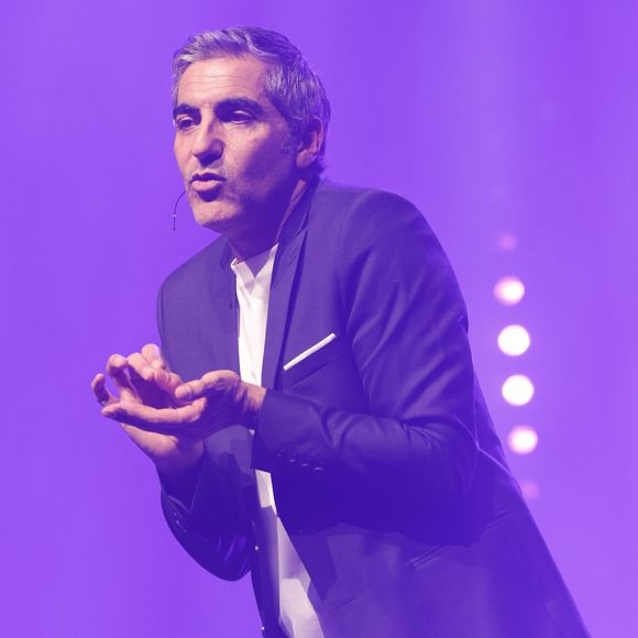 Ary Abittan sur la scène de la Cigale de Paris avec son spectacle "Authentique" le 18, 19, 22 et 23 février 2025. © Coadic Guirec/Bestimage