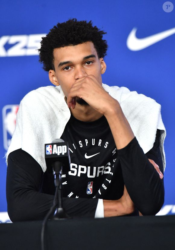 Selon les spécialistes, ce caillot peut se déplacer notamment au niveau de ses poumons et provoquer une embolie pulmonaire. 

Victor Wembanyama en conférence de presse du NBA Paris Games 2025 à l'Accor Arena Bercy à Paris le 23 janvier 2025. © Veeren/Bestimage