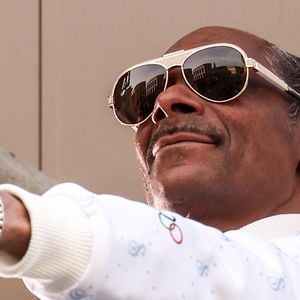 ITALIE, MILAN - 18 FÉVRIER 2026 : Le chanteur et rappeur Snoop Dogg apparaît sur la Piazza del Duomo lors des Jeux olympiques d'hiver 2026 organisés par l'Italie du 6 au 22 février. © Peter Kovalev/Tass/Bestimage