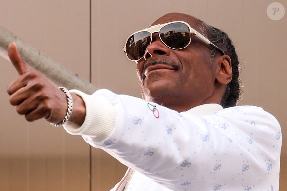 ITALIE, MILAN - 18 FÉVRIER 2026 : Le chanteur et rappeur Snoop Dogg apparaît sur la Piazza del Duomo lors des Jeux olympiques d'hiver 2026 organisés par l'Italie du 6 au 22 février. © Peter Kovalev/Tass/Bestimage