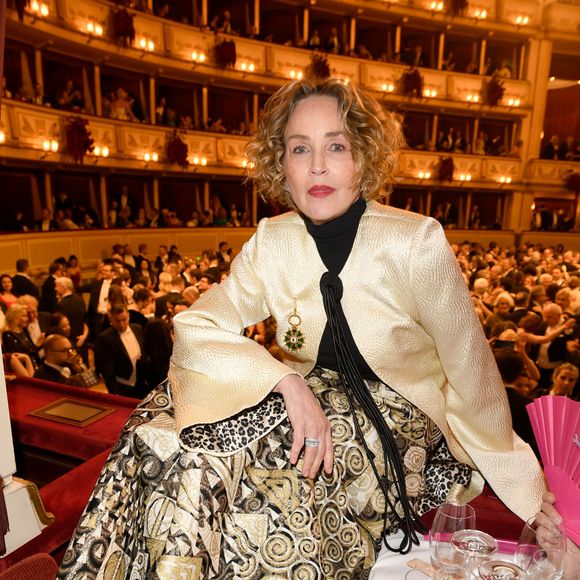 Pendant une heure et demie, elle s'entraîne sous l'eau avec des poids fixés aux poignets et aux chevilles.

Sharon Stone - Les célébrations lors du "Bal de l'Opéra de Vienne 2026" à l'Opéra d'État de Vienne, le 12 février 2026.
API / BESTIMAGE