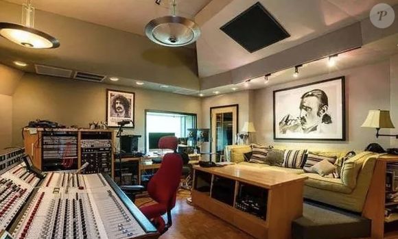 Lady Gaga vend sa maison de Los Angeles à Elizabeth Lizzy Jagger pour 6,5 millions de dollars. Anciennement acquise par F.Zappa, la propriété, composée de six chambres et cinq salles de bains, avait été achetée environ 5,3 millions de dollars par la chanteuse et actrice en 2016. Le 19 novembre 2021.
Backgrid UK/ Bestimage