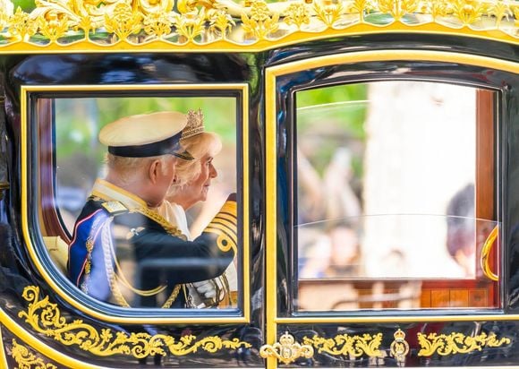 Le roi Charles III d'Angleterre et la reine consort Camilla Parker Bowles à leur départ du palais de Buckingham pour l'ouverture officielle du parlement britannique au palais de Westminster à Londres. Le 17 juillet 2024