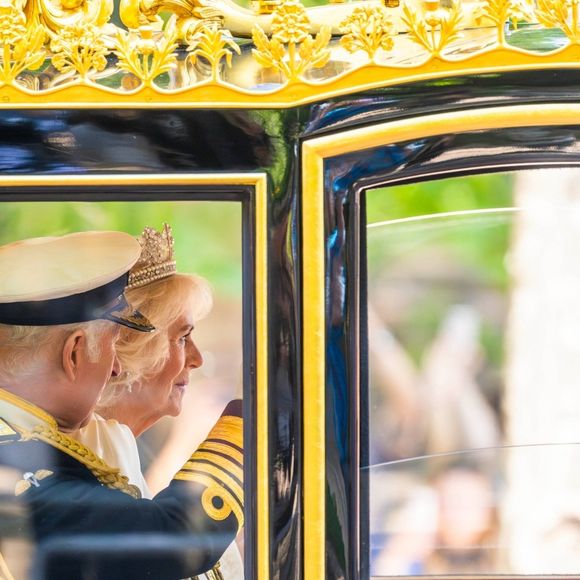 Le roi Charles III d'Angleterre et la reine consort Camilla Parker Bowles à leur départ du palais de Buckingham pour l'ouverture officielle du parlement britannique au palais de Westminster à Londres. Le 17 juillet 2024