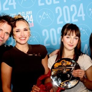 Thomas Jouannet, Chloé Jouannet, Mado Jouannet, Ysée Jouannet, Prix du Court Métrage (Ex-Aequo) pour "Allez ma Fille" au photocall des lauréats après la cérémonie de clôture du 27ème Festival International du Film de Comédie de l'Alpe d'Huez, France, le 20 janvier 2024. © Dominique Jacovides/Bestimage