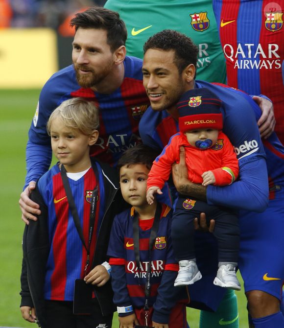 Lionel Leo Messi et Neymar avec leurs enfants - Le footballeur du FC Barcelone Neymar pose avec son fils Davi Lucca ( blond) et un bébé à Barcelone le 4 février 2017 ©GTRES / BESTIMAGE