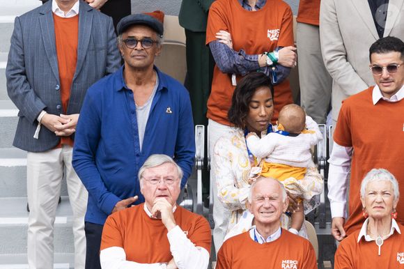 Yannick Noah, sa compagne Malika et leur fille Keelaani lors de l'hommage à R.Nadal lors des internationaux de France de tennis à Roland Garros le 25 mai 2025. © Jacovides / Moreau / Bestimage