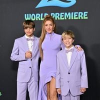 Un trio parfaitement accordé ! Shakira entourée de ses fils Milan (12 ans) et Sasha (10 ans) pour un tapis rouge en famille
