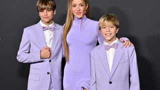 Un trio parfaitement accordé ! Shakira entourée de ses fils Milan (12 ans) et Sasha (10 ans) pour un tapis rouge en famille