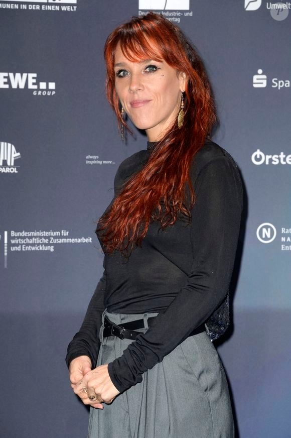 En l'interrogeant sur son univers musical, la chanteuse a lâché une confidence sur l'homme qui partage sa vie

Zaz - 15ème cérémonie Prix allemand du développement durable 2022 à Dusseldorf, le 2 décembre 2022. 
Crédit : Zuma Press / Bestimage