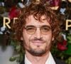 Hiro est âgé de seulement deux ans.

Niels Schneider lors du défilé Yves Saint Laurent en juillet 2025. © Backgrid UK/ Bestimage