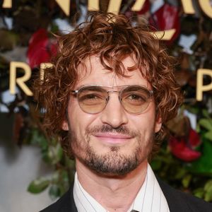 Hiro est âgé de seulement deux ans.

Niels Schneider lors du défilé Yves Saint Laurent en juillet 2025. © Backgrid UK/ Bestimage