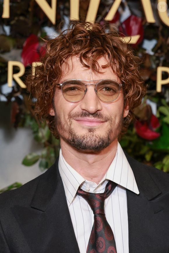 Hiro est âgé de seulement deux ans.

Niels Schneider lors du défilé Yves Saint Laurent en juillet 2025. © Backgrid UK/ Bestimage