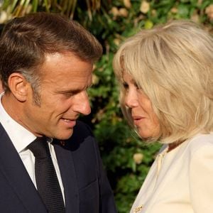 Brigitte Macron, Emmanuel Macron - La première dame de France Brigitte Macron et le President Emmanuel Macron attendent lors d'une cérémonie marquant le 81e anniversaire de la liberation de Bormes-les-Mimosas pendant la Seconde Guerre mondiale  le dimanche 17 aout 2025. © Alain Robert / Pool / Bestimage