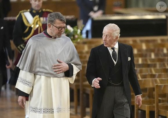 Le roi n’est pas arrivé seul et était accompagné de son secrétaire privé, Sir Clive Alderton.

Le roi Charles III (Le roi Charles III d'Angleterre) arrive à la messe de requiem pour la duchesse de Kent, à la cathédrale de Westminster, dans le centre de Londres. 16 septembre 2025. © PA Photo/ Bestimage