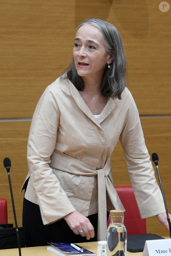Au maximum, la rémunération de la patronne s'élève donc à 400 000 € brut par an. Une somme importante sur laquelle Delphine Ernotte n'a évidemment pas la main.

Delphine Ernotte lors d'une audition devant la Commission d'enquête sur la neutralité, le fonctionnement et le financement de l'audiovisuel public à l'Assemblée nationale à Paris, le 8 avril 2026.
© Lionel Urman / Bestimage