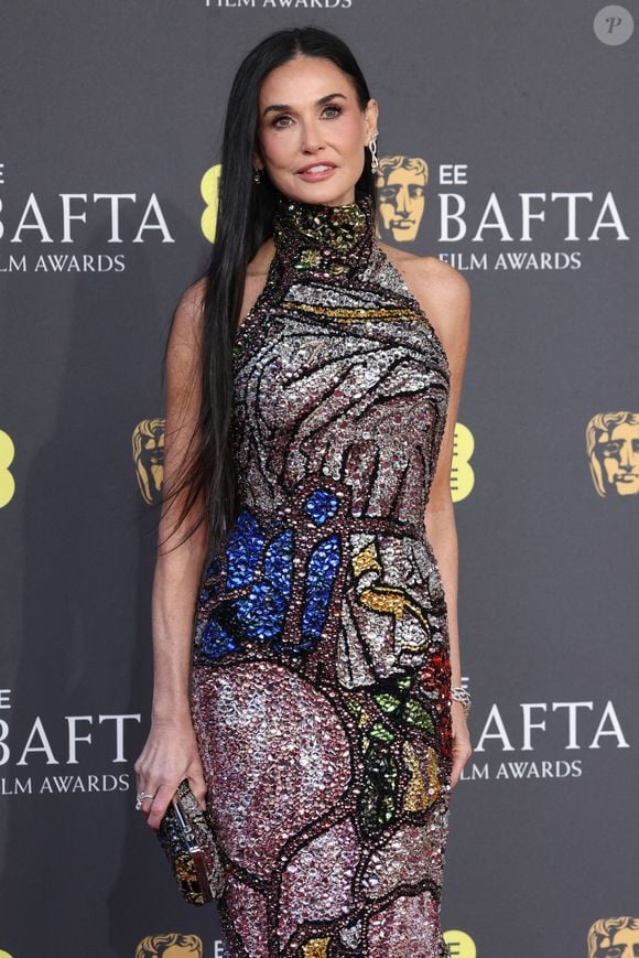 Un fil de body horror dans lequel elle incarne une actrice de cinéma évincée en raison de son âge ! 

Demi Moore - Photocall de la 78ème cérémonie des British Academy Film Awards (EE BAFTA) au Royal Albert Hall à Londres, le 16 février 2025.