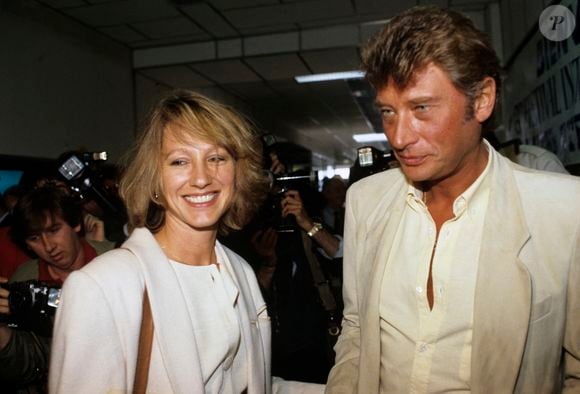 Archives En France, à Cannes, Nathalie BAYE et son compagnon Johnny Hallyday lors du Festival de Cannes en  1984 © Michel Croizard via Bestimage