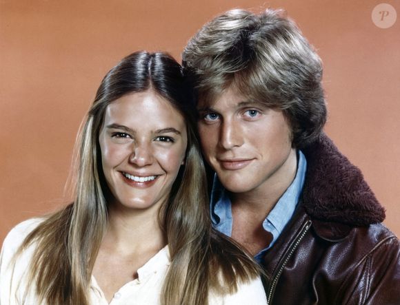 Un immense chagrin également partagé par Leigh McCloskey, son ex-partenaire de jeu dans "Santa Barbara."

Juin 1979, USA : Leigh McCloskey, Cindy Glover, portrait publicitaire pour la série télévisée, ''Married : The First Year'', CBS-TV, 1979 ( © JT Vintage via ZUMA Press Wire)