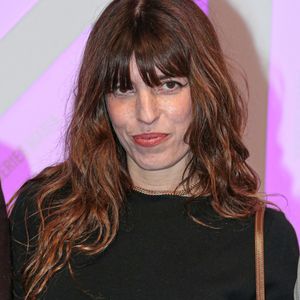 En 2022, l'artiste donnait naissance d'un petit Laszlo, dont le papa, Stéphane, est un illustrateur salué par la critique. 

Lou Doillon - Photocall de la soirée de clôture du festival Series Mania 2023 à Lille le 24 mars 2023.© Stéphane Vansteenkiste / Bestimage