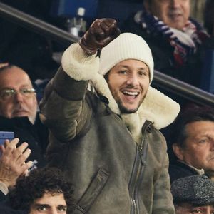Louis Garrel, Vianney - Célébrités dans les tribunes du match de Ligue 1 McDonald's opposant le Paris Saint-Germain (PSG) à Lyon (3-1) au Parc des Princes à Paris le 15 décembre 2024. © Cyril Moreau/Bestimage