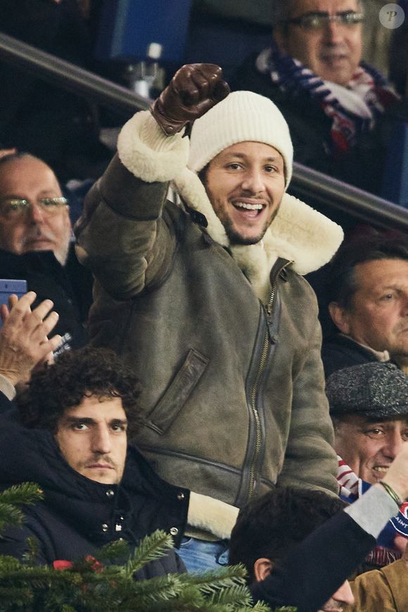 Louis Garrel, Vianney - Célébrités dans les tribunes du match de Ligue 1 McDonald's opposant le Paris Saint-Germain (PSG) à Lyon (3-1) au Parc des Princes à Paris le 15 décembre 2024. © Cyril Moreau/Bestimage