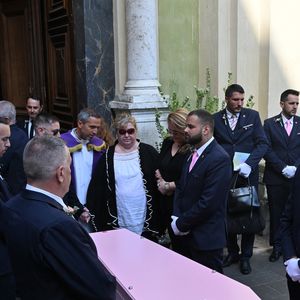 Sa mère lui a rendu un hommage très émouvant, évoquant leur lien fusionnel.

Violette Petrucciani (mère de Loana), Delphine, une amie proche de Loana - Obsèques de Loana Petrucciani en la cathédrale Sainte-Réparate à Nice le 10 avril 2026. L'ancienne star de téléréalité a été retrouvée morte dans son appartement niçois par les autorités, le 25 mars dernier. © Bruno Bebert/Bestimage