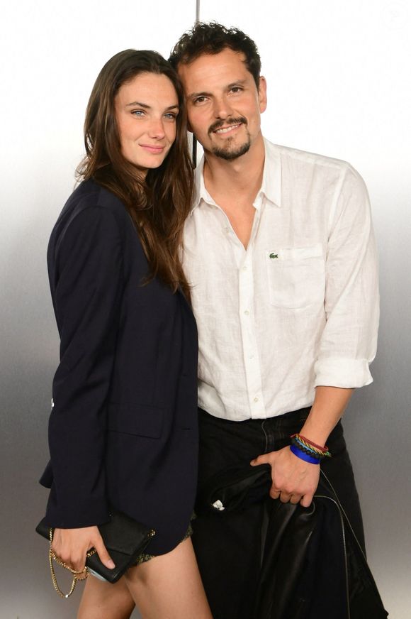 Cassandre Verdier et Juan Arbeláez au photocall de la soirée Lacoste X Chien 51 au club Silencio en marge du 78ème Festival International du Film de Cannes, France, le 18 mai 2025. © Romain Doucelin/Bestimage