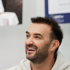 EXCLUSIF - Le chef français Cyril Lignac lors de sa première séance de dédicaces à la veille de la sortie de son nouveau livre « Saisons » à la librairie Mollat à Bordeaux, en France, le 16 octobre 2019.  Photo de Thibaud Moritz/ABACAPRESS.COM