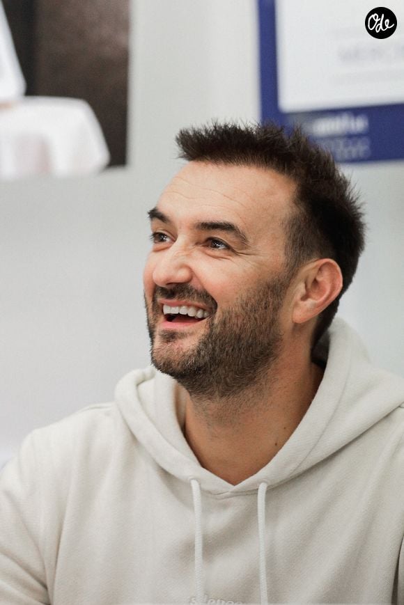 EXCLUSIF - Le chef français Cyril Lignac lors de sa première séance de dédicaces à la veille de la sortie de son nouveau livre « Saisons » à la librairie Mollat à Bordeaux, en France, le 16 octobre 2019.  Photo de Thibaud Moritz/ABACAPRESS.COM