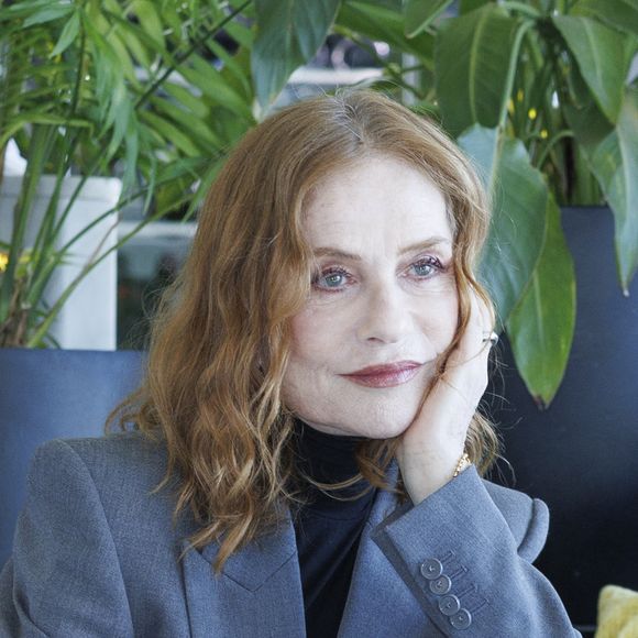 Le 8 avril 2026, Rome, Italie : Isabelle Huppert assiste au photocall pour le film "La femme la plus riche du monde" au Sofitel HTL Villa Borghese. (Crédit photo : © Emanuela Vertolli/SOPA Images via ZUMA Press / Bestimage Wire / Bestimage)