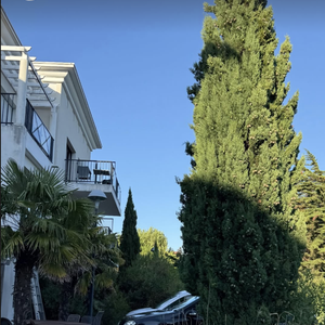 Après six longues heures de route, parsemées d'embûches et d'imprévus, le soulagement est enfin là. La famille Vedovelli pose ses bagages. "Enfin arrivés"