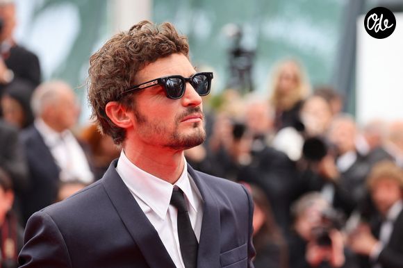 Niels Schneider lors de la descente des marches du film "L’inconnue" lors du 79ème Festival International du Film de Cannes, le 18 mai 2026.

© Jacovides-Moreau / Bestimage