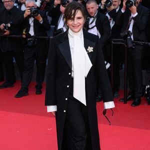 Avec Jurana, sa société civile immobilière reprenant les syllabes du trio, Juliette Binoche entend certainement renforcer son héritage.

Juliette Binoche lors de la première d'Amarga Navidad au 79ème Festival de Cannes, le 19 mai 2026, France. Crédit : Doug Peters/Empics