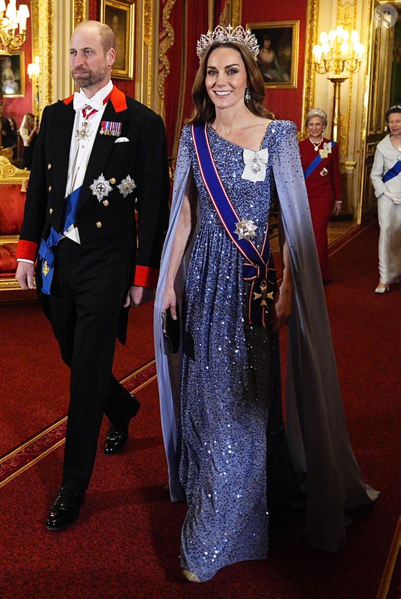 Ses apparitions publiques sont encouragées mais doivent rester mesurées.

Le prince William, prince de Galles, et Catherine (Kate) Middleton, princesse de Galles - Banquet d'Etat au château de Windsor en l'honneur de la visite officielle de Frank-Walter Steinmeier (Président fédéral de l'Allemagne) et sa femme Elke Büdenbender au Royaume-Uni, le 3 décembre 2025. Photo par Aaron Chown/WPA-Pool/Julien Burton via Bestimage