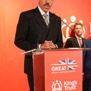 Lionel Richie espère pouvoir quitter l’hôpital mardi et doit remonter sur scène le 26 septembre prochain à San Francisco.
Lionel Richie lors du 5e gala annuel de The King’s Trust à New York
Backgrid USA / Bestimage