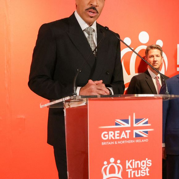 Lionel Richie espère pouvoir quitter l’hôpital mardi et doit remonter sur scène le 26 septembre prochain à San Francisco.

Lionel Richie lors du 5e gala annuel de The King’s Trust à New York

Backgrid USA / Bestimage