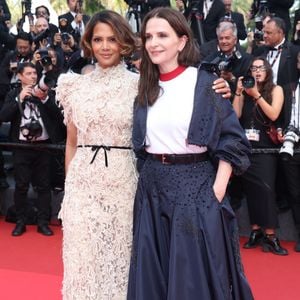 Halle Berry, Juliette Binoche - Montée des marches de la cérémonie de clôture du 78ème Festival International du Film de Cannes, au Palais des Festivals à Cannes. 
© Jacovides-Moreau / Bestimage